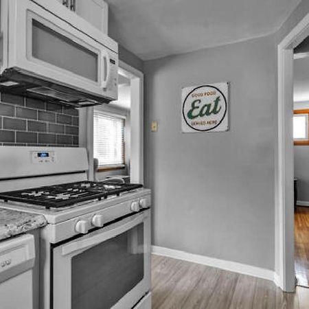 Gorgeous 2 Queen Bedroom Lower Apartment In North Buffalo With Free Driveway Parking Dış mekan fotoğraf