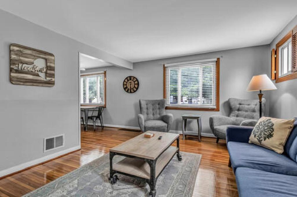Gorgeous 2 Queen Bedroom Lower Apartment In North Buffalo With Free Driveway Parking Dış mekan fotoğraf