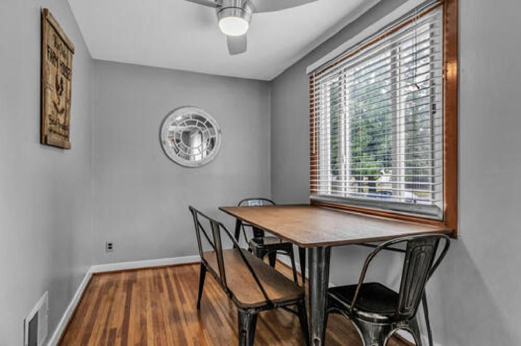 Gorgeous 2 Queen Bedroom Lower Apartment In North Buffalo With Free Driveway Parking Dış mekan fotoğraf