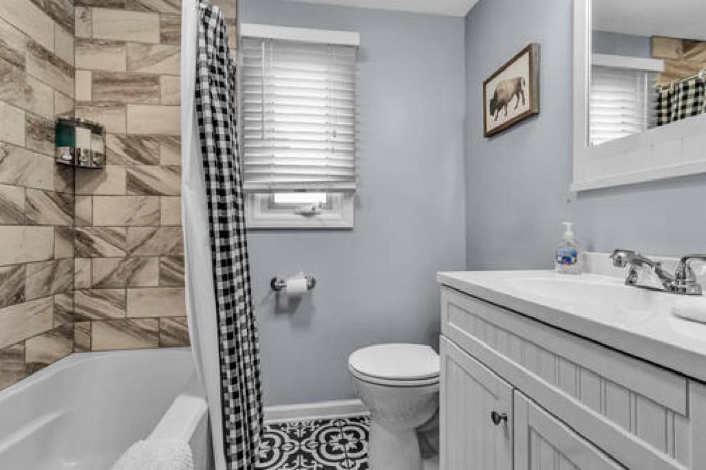 Gorgeous 2 Queen Bedroom Lower Apartment In North Buffalo With Free Driveway Parking Dış mekan fotoğraf